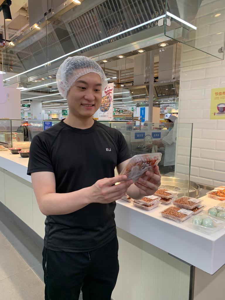 レストランで働く岑明峰さん（取材対象者が提供）。