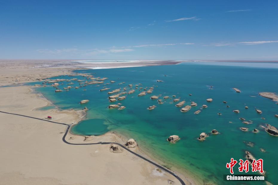 上空から撮影した美しい水上のヤルダン巖　青海省