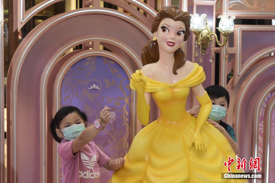 14人のディズニープリンセス＆女王の像が商業(yè)施設(shè)に勢(shì)揃い　香港地區(qū)