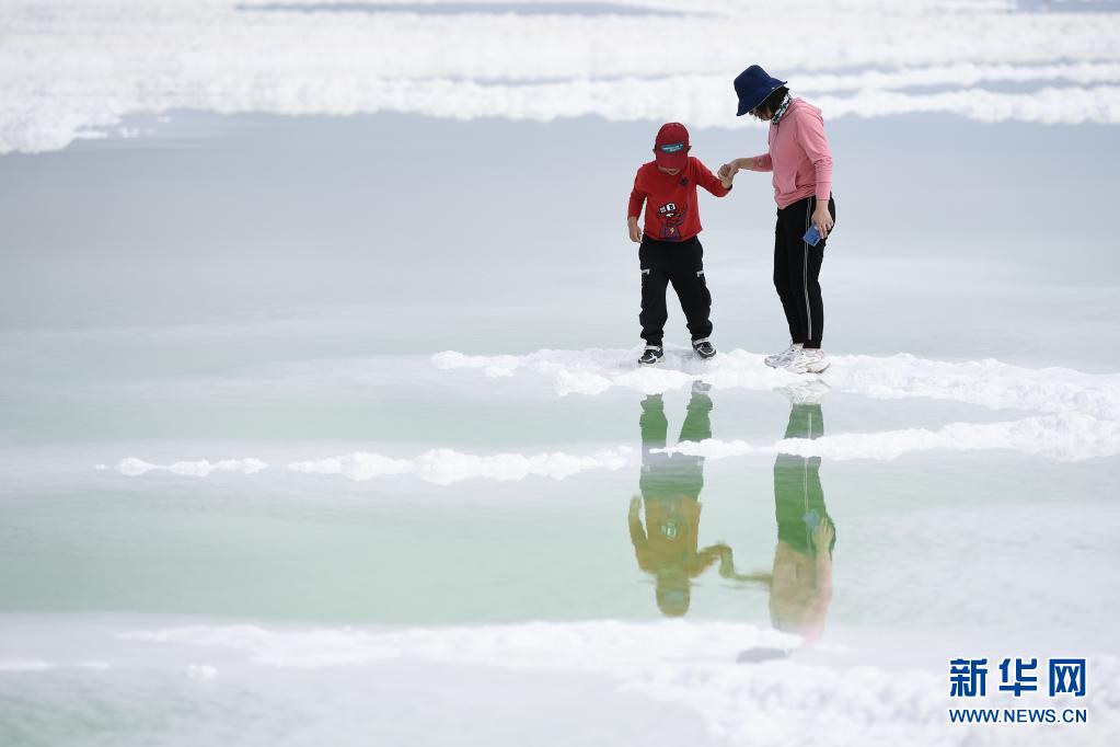 開発進(jìn)む高原のチャルハン塩湖 大勢(shì)の観光客が訪問