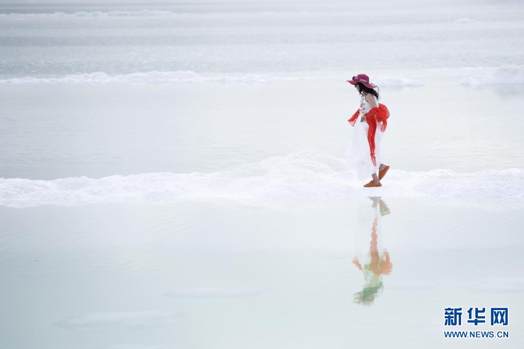 開(kāi)発進(jìn)む高原のチャルハン塩湖 大勢(shì)の観光客が訪問(wèn)