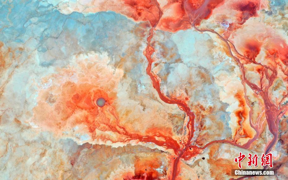 青海チャイダム盆地の「悪魔の目」をドローン撮影