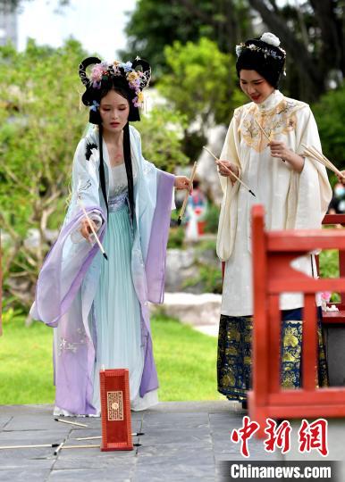 「夏の漢服園遊會(huì)」イベントが福建省福州で開(kāi)催