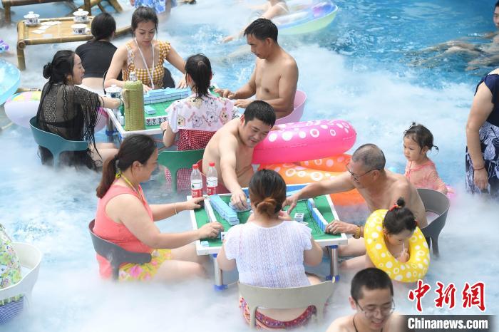 プールにつかりながら暑さをしのごう！　重慶