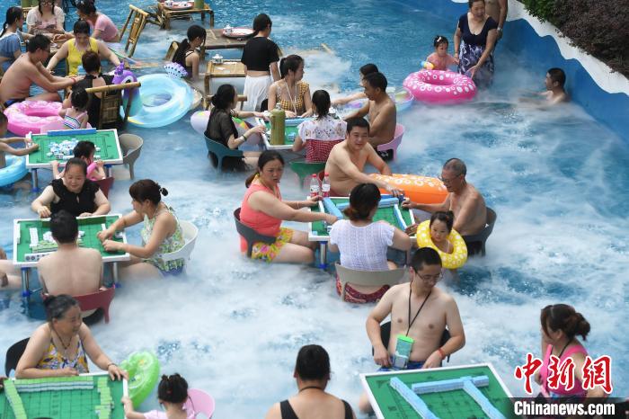 プールにつかりながら暑さをしのごう！　重慶