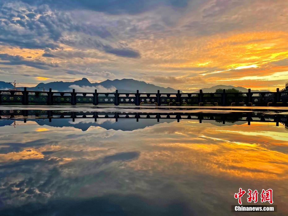 空と水が同じ色合いの絵のように美しい夕焼け　湖北省遠(yuǎn)安