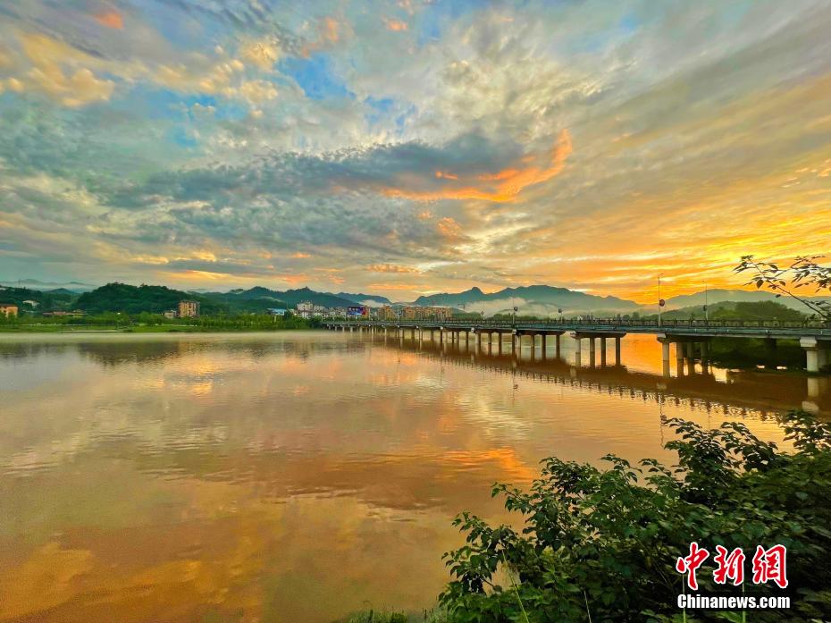 空と水が同じ色合いの絵のように美しい夕焼け　湖北省遠安