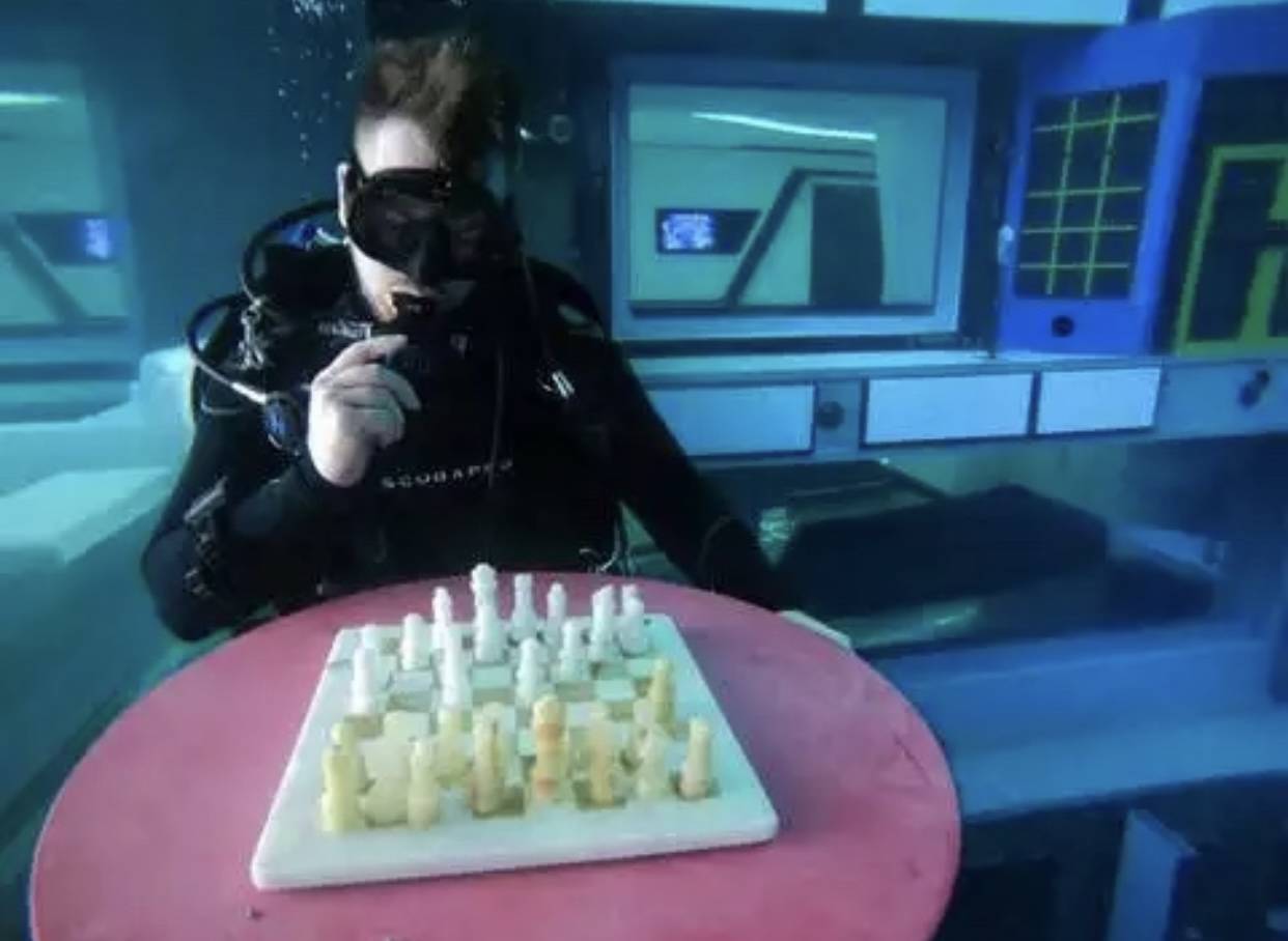 「世界で最も深いプール」がドバイでオープン　「水沒都市」鑑賞やテーブルゲームが目玉