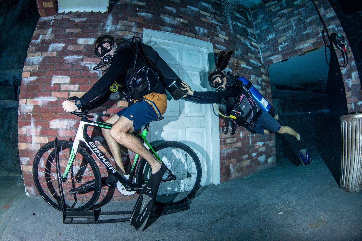 「世界で最も深いプール」がドバイでオープン　「水沒(méi)都市」鑑賞やテーブルゲームが目玉