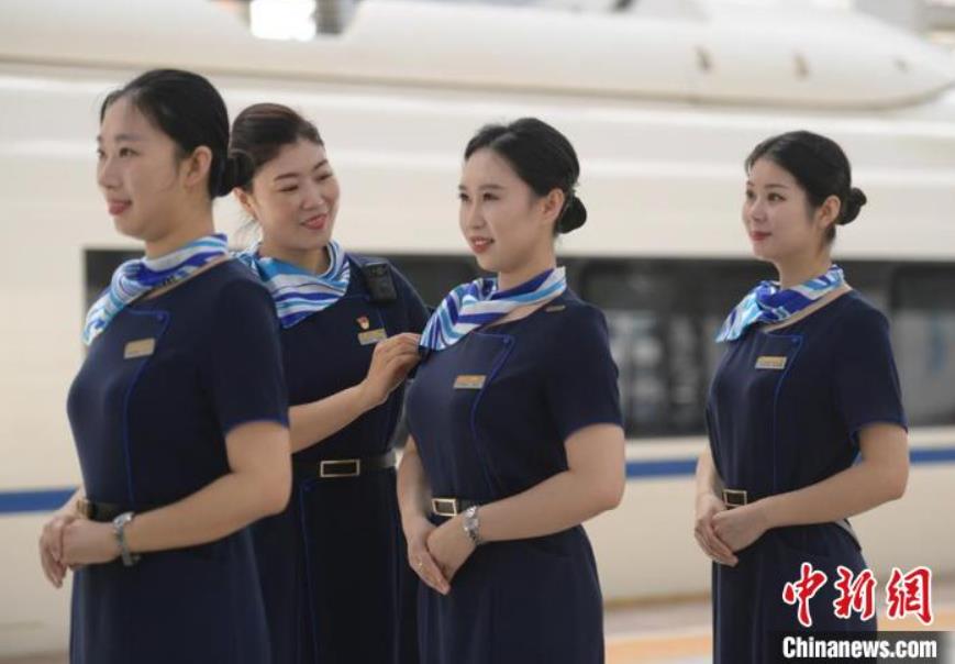 長春駅で、職業(yè)イメージに関する見た目チェックを行う長春旅客輸送區(qū)間の高速鉄道女性乗務(wù)員（撮影?張瑤）。