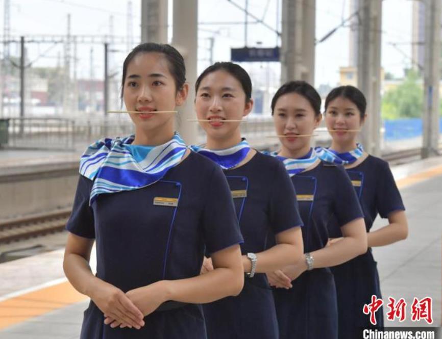 乗務前のトレーニングに勵み、暑運に備える高速鉄道女性乗務員