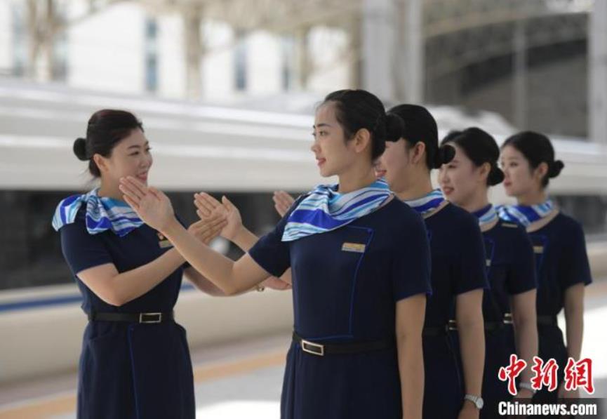 乗務(wù)前のトレーニングに勵み、暑運(yùn)に備える高速鉄道女性乗務(wù)員