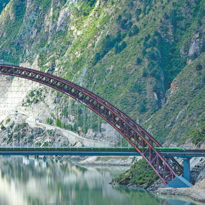 チベット高原を駆ける高速列車「復(fù)興號」