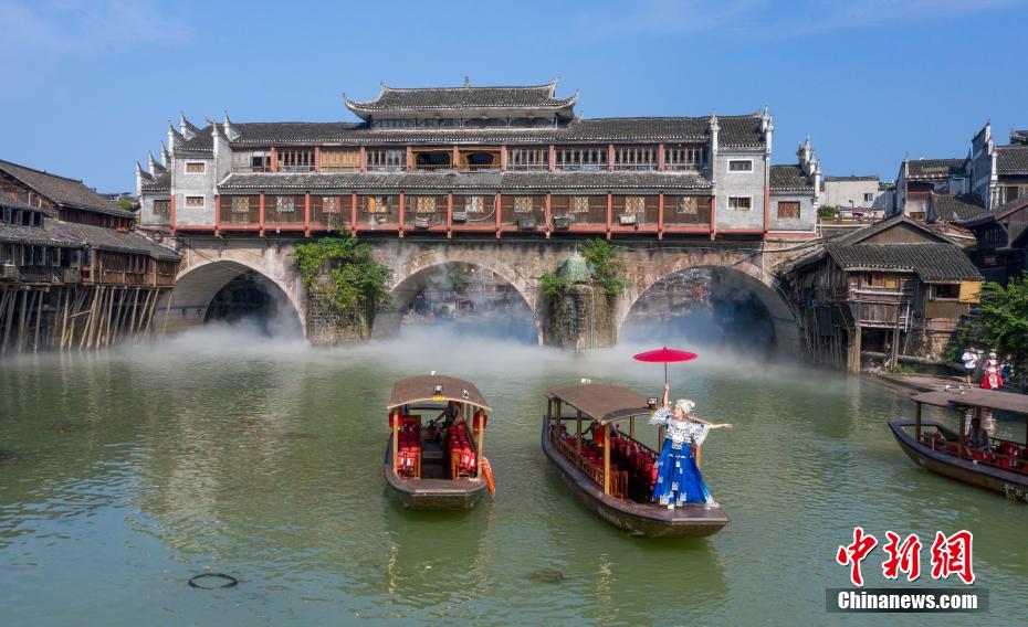 湖南省の鳳凰古城で人工的な川霧発生システム導(dǎo)入