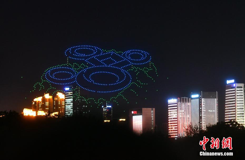 ドローン1500機が夜空を明るく照らし第44回世界遺産委員會を歓迎　福建省福州