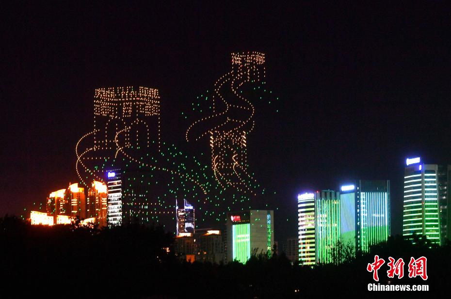 ドローン1500機(jī)が夜空を明るく照らし第44回世界遺産委員會(huì)を歓迎　福建省福州