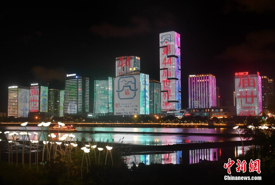 ドローン1500機が夜空を明るく照らし第44回世界遺産委員會を歓迎　福建省福州