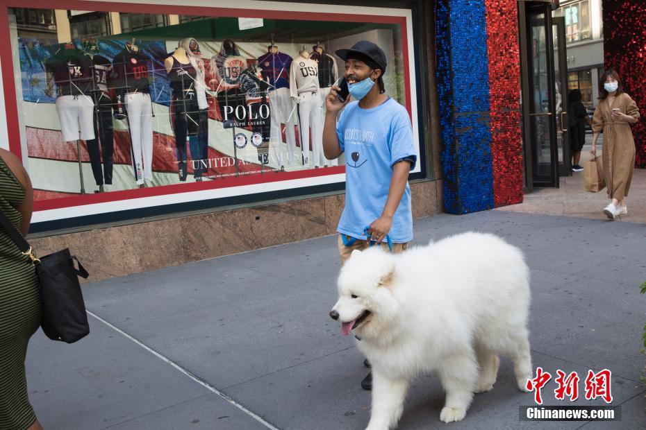 東京五輪米國(guó)選手団ユニフォームが米ニューヨークのショーウィンドーに