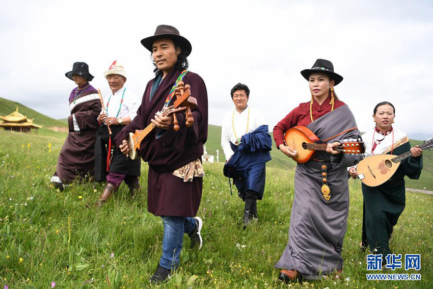 夏の草原の「流行歌」はケサル王の英雄敘事詩(shī)を　甘粛
