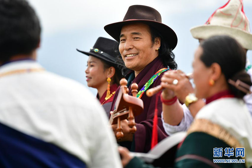 夏の草原の「流行歌」はケサル王の英雄敘事詩を　甘粛