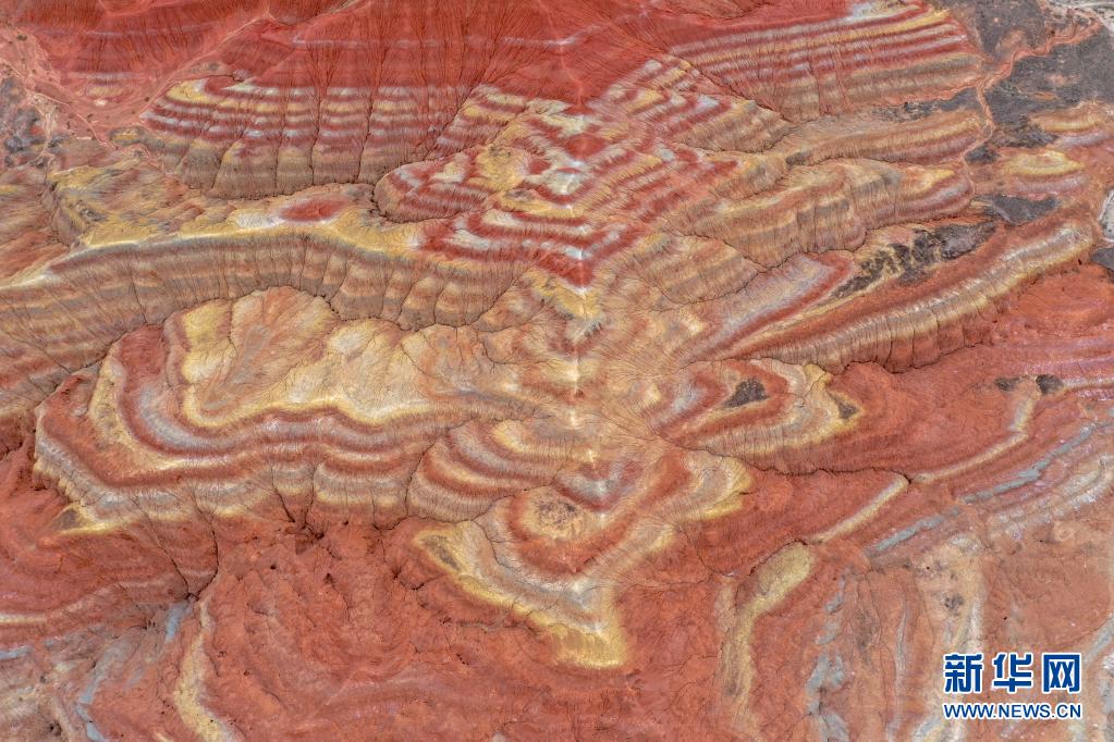 7月14日、張掖世界地質(zhì)公園で、カラフルな丘陵に広がる「色とりどりの吉祥雲(yún)」の風(fēng)景（ドローンによる撮影?郎兵兵）。