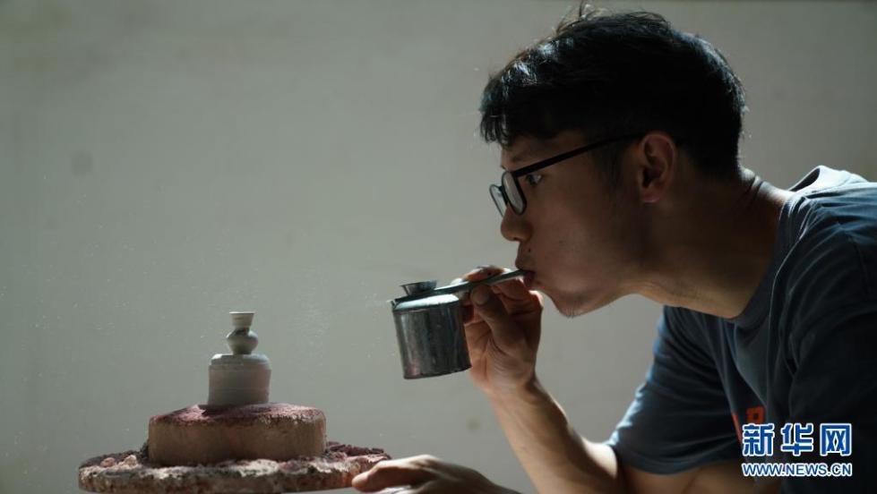 親指サイズの磁器を作る景徳鎮(zhèn)の若き陶蕓家