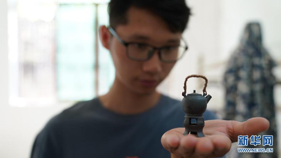 親指サイズの磁器を作る景徳鎮(zhèn)の若き陶蕓家