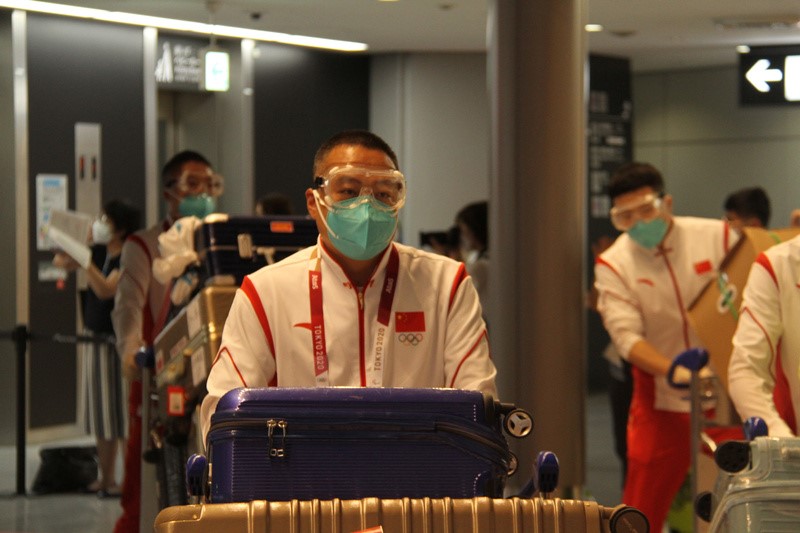 7月17日夜、中國卓球代表チームを率いて成田國際空港に到著した、中國卓球協(xié)會(huì)會(huì)長兼世界卓球プロフェッションナルリーグ（WTT）理事會(huì)會(huì)長の劉國梁氏（撮影?李沐航）。