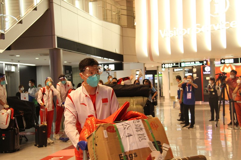 卓球、女子サッカーなど中國(guó)五輪選手団第2陣が東京に到著