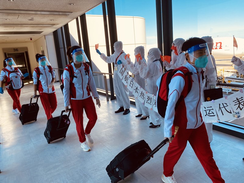 卓球、女子サッカーなど中國(guó)五輪選手団第2陣が東京に到著