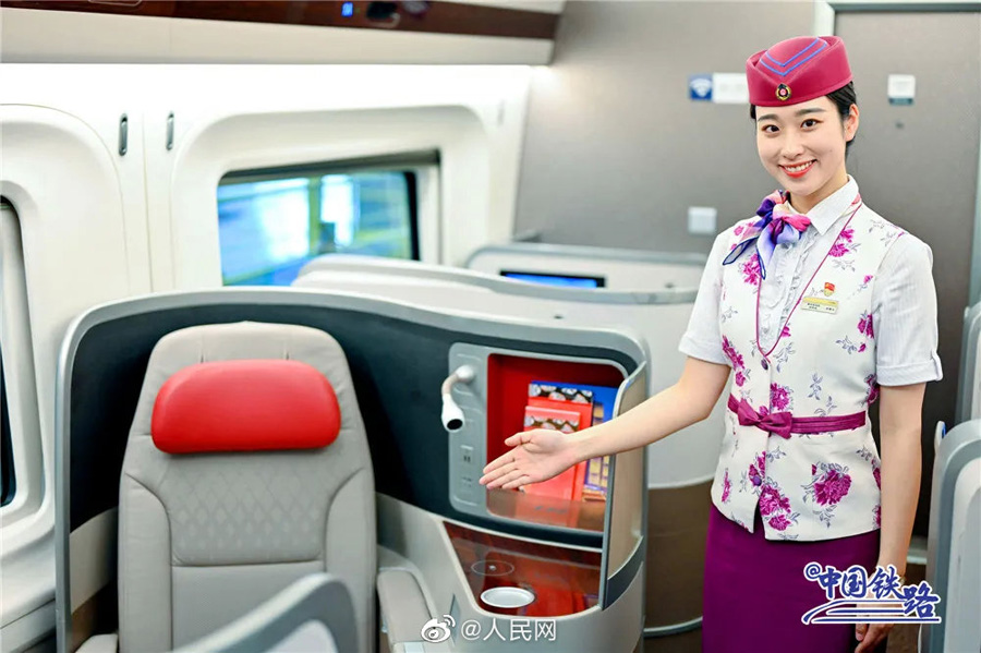 ツバキ柄の新デザインの制服に身を包んだ美しき高速鉄道乗務(wù)員たち