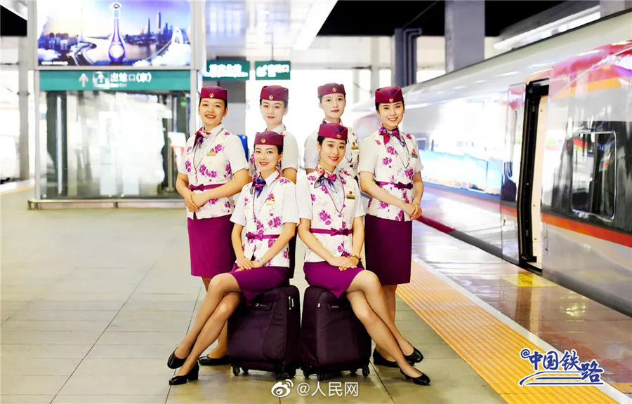 ツバキ柄の新デザインの制服に身を包んだ美しき高速鉄道乗務(wù)員たち