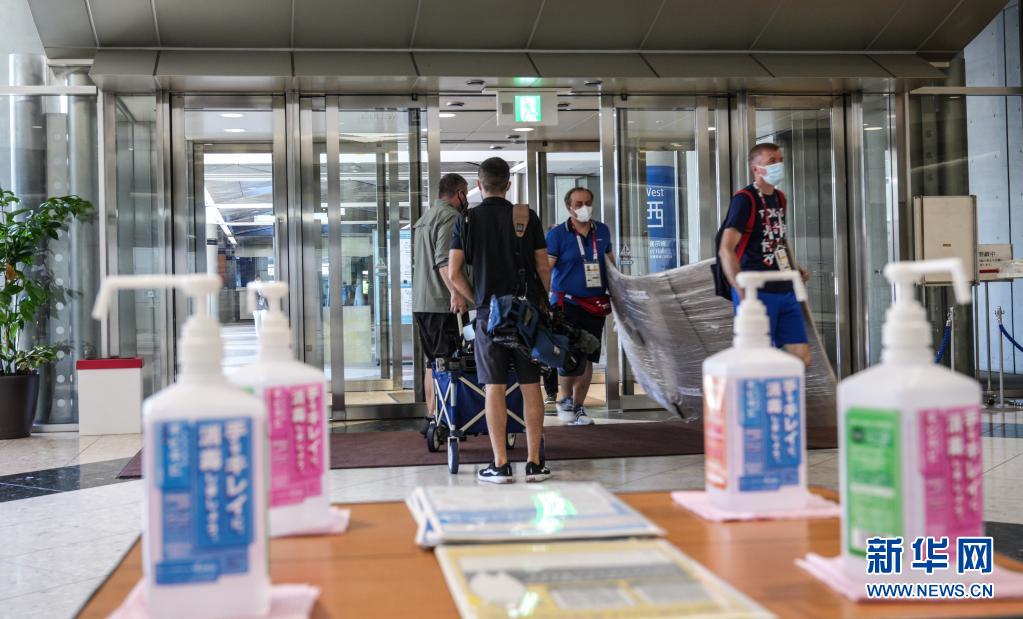 7月18日、MPCで物品を運(yùn)搬する職員（撮影?楊磊）。