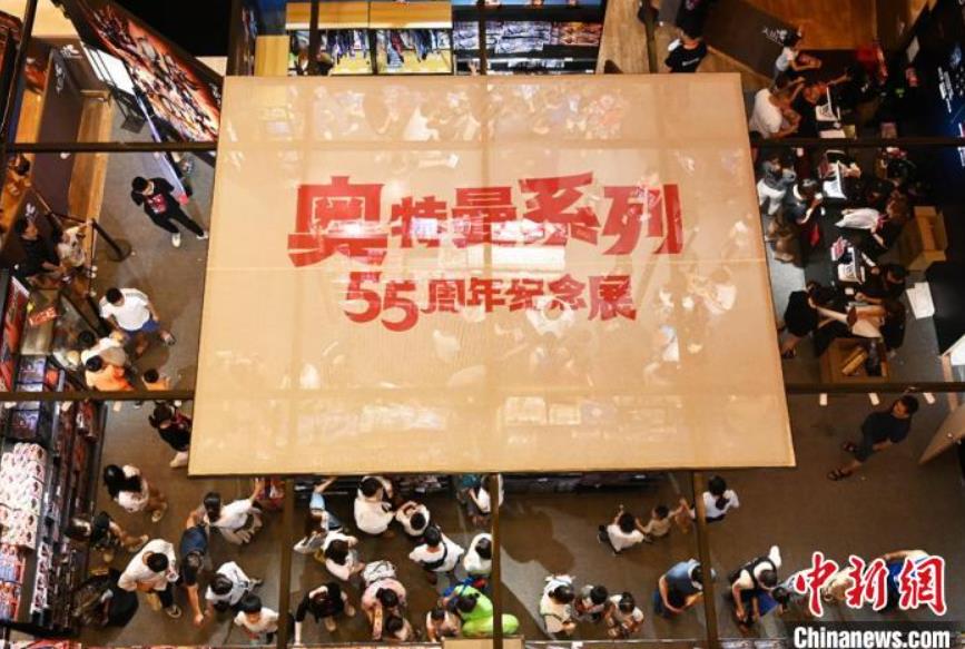 展示エリアを見學(xué)する市民（撮影?陳超）。