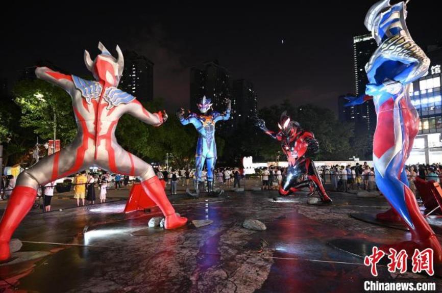戦うウルトラヒーロー像が商業(yè)施設(shè)に登場　重慶