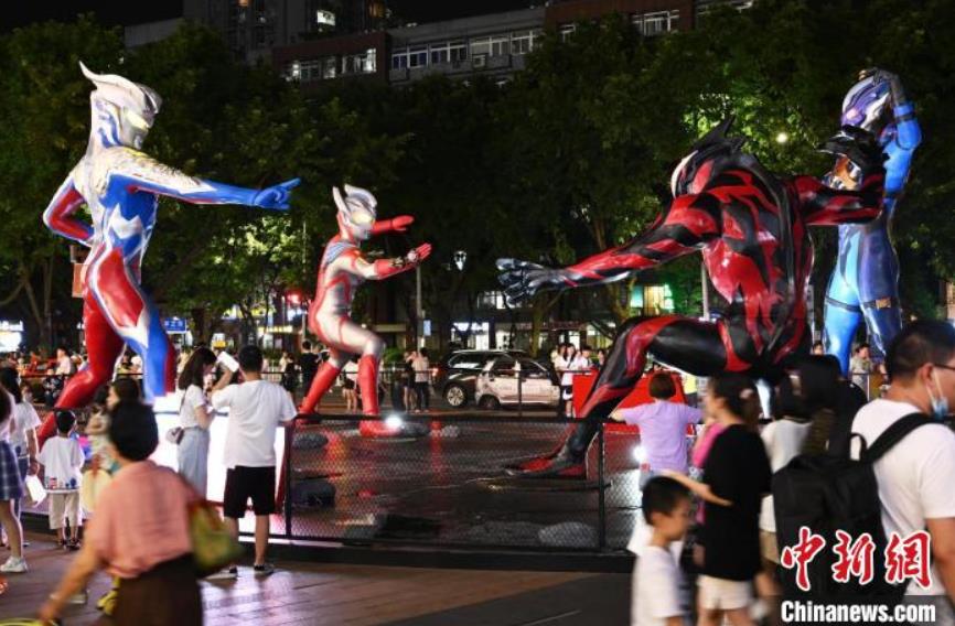 戦うウルトラヒーロー像が商業(yè)施設(shè)に登場　重慶
