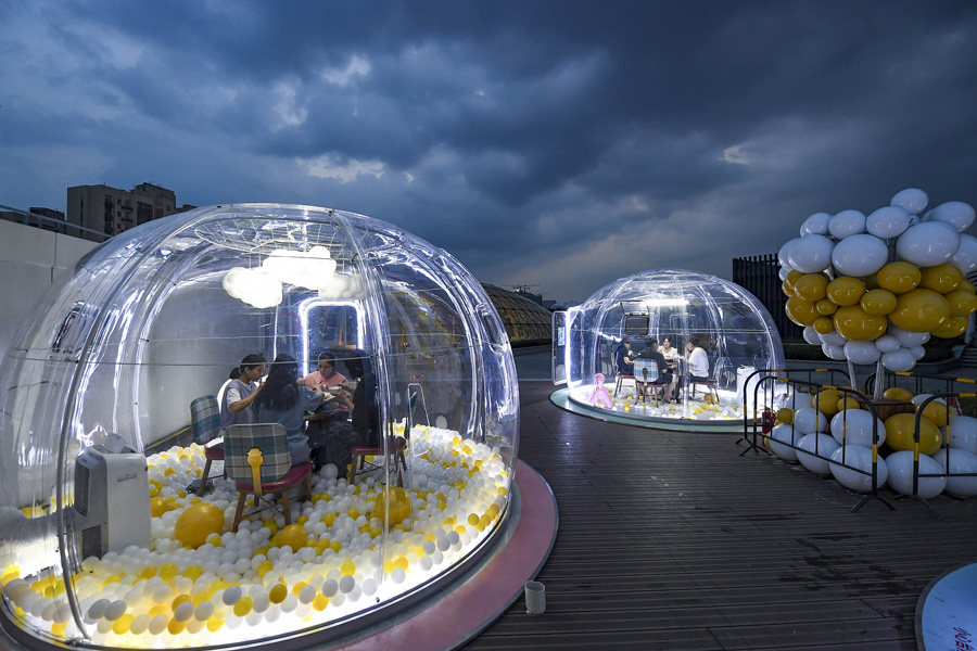 7月19日、「アイスバブル」の中で夕食を楽しむ市民（寫真著作権はCFP視覚中國が所有のため転載禁止）。