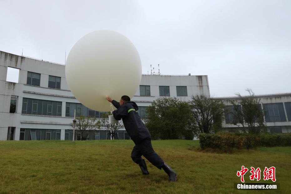 臺(tái)風(fēng)6號(hào)「インファ」観測(cè)のため、高高度気球を放球　上海市
