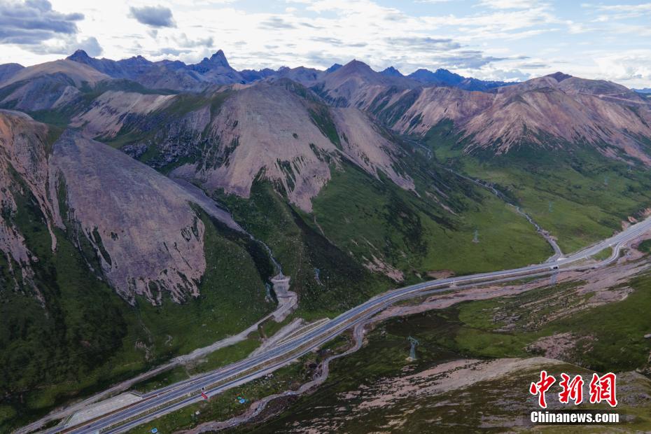 風光明媚な夏のラサとニンティ結(jié)ぶ高等級道路　チベット