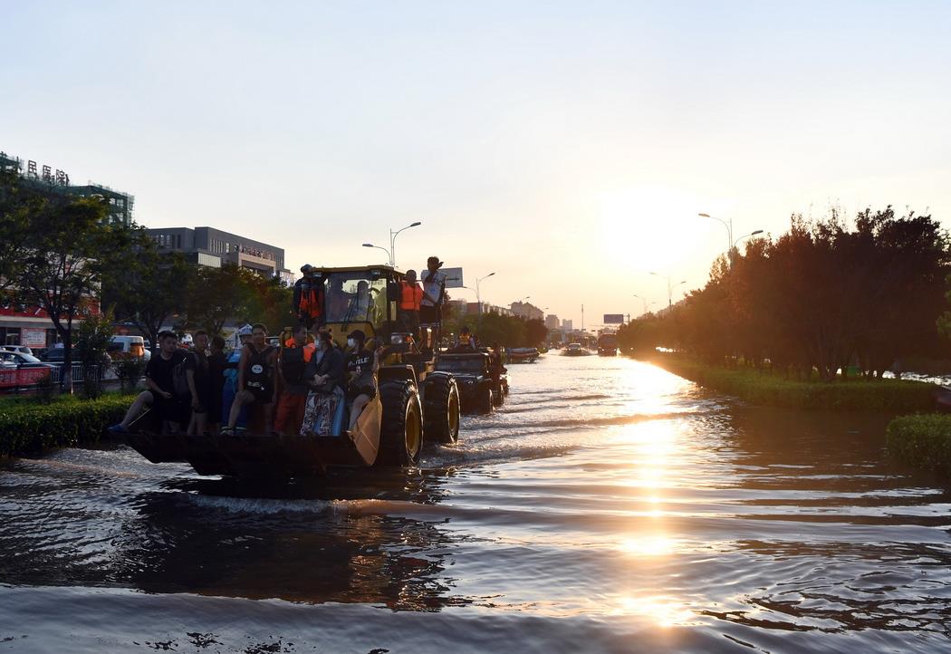 豪雨で冠水した河南省衛(wèi)輝市で救援活動展開