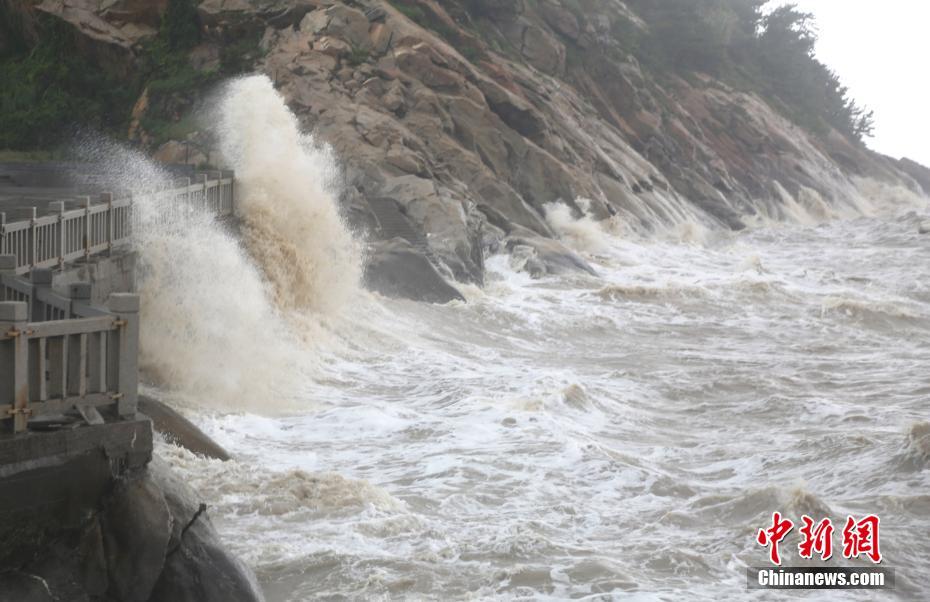 臺風(fēng)6號「インファ」の影響で打ち寄せる高波　江蘇省連雲(yún)港