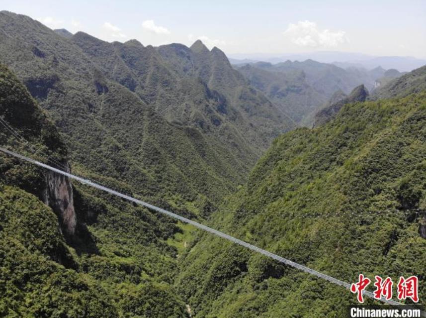 上空から撮影した建設(shè)中の巴山大峽谷ガラス橋（撮影?張浪）。 