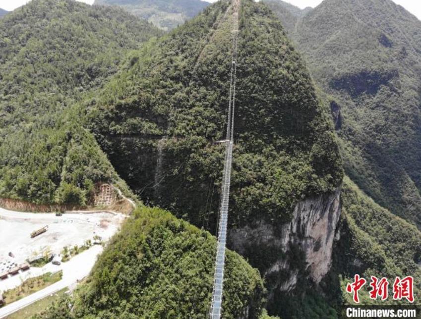 最大で500人が渡れる！四川省巴山大峽谷にガラス橋を建設