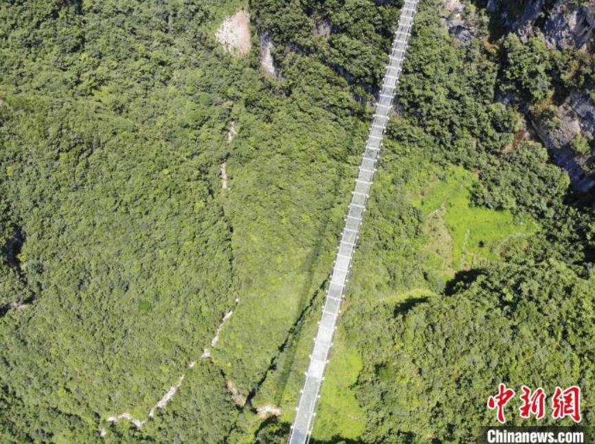 最大で500人が渡れる！四川省巴山大峽谷にガラス橋を建設