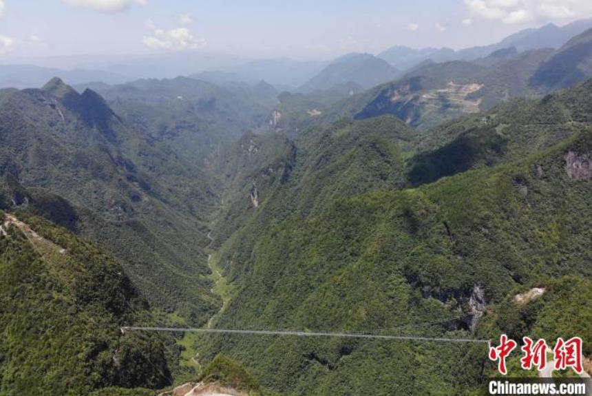 最大で500人が渡れる！四川省巴山大峽谷にガラス橋を建設