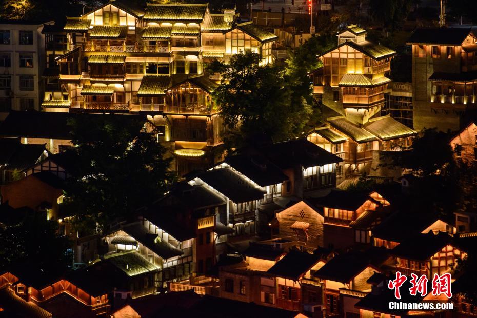 精巧な美しさ！重慶に彩り添える十八梯のライトアップ