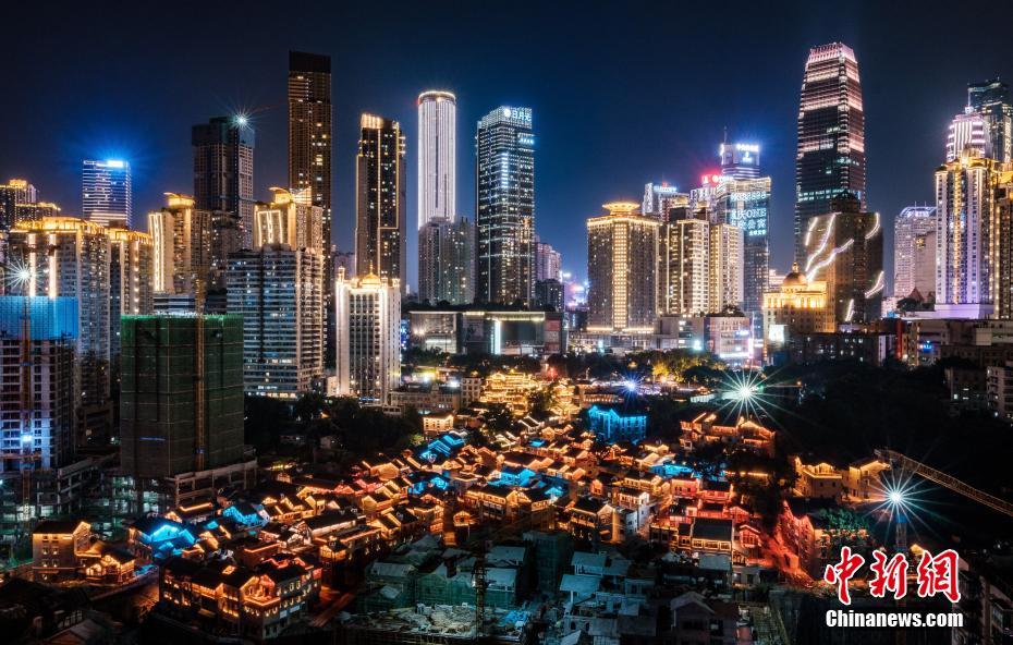 7月28日夜、ライトアップされた重慶の十八梯（撮影?何蓬磊）。