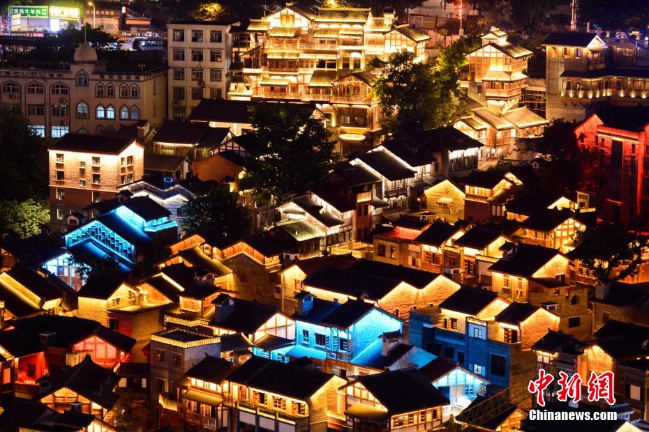 精巧な美しさ！重慶に彩り添える十八梯のライトアップ