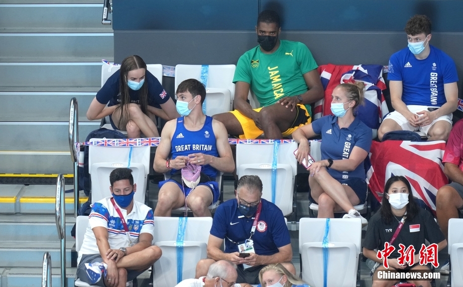 編み物をしながら観戦する英飛込のトーマス?デーリー選手（寫真著作権はCFP視覚中國(guó)が所有のため転載禁止）