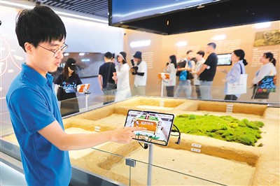 出土した文化財を電子ゲームで紹介する職員